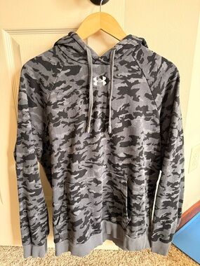 Under Armour Men's Gray & Black Camo Pullover Hoodie